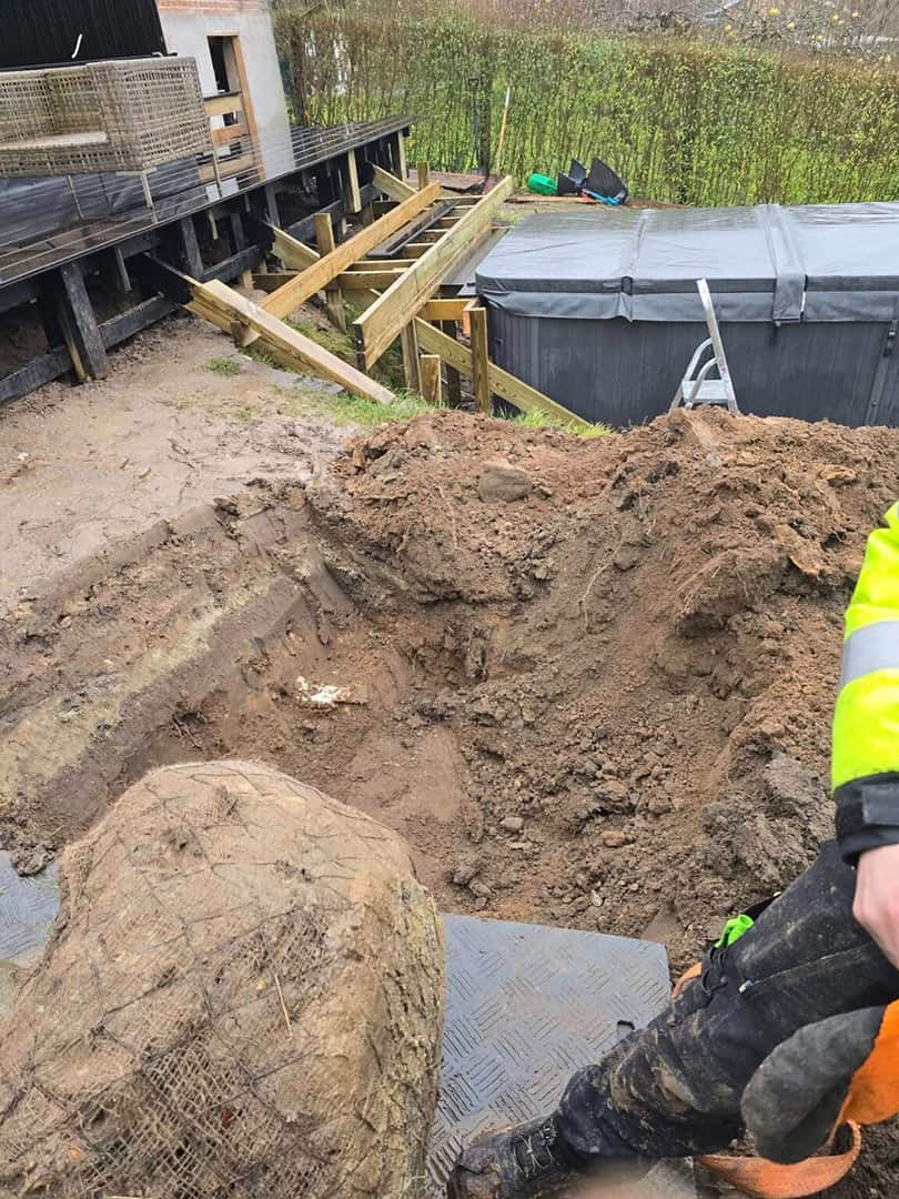 Stort udgravet hul i have klar til installation